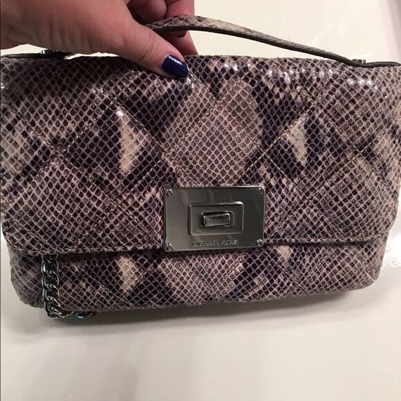 MichaelāKorsĀ Snakeskinā
Purse - Picture 7 of 8